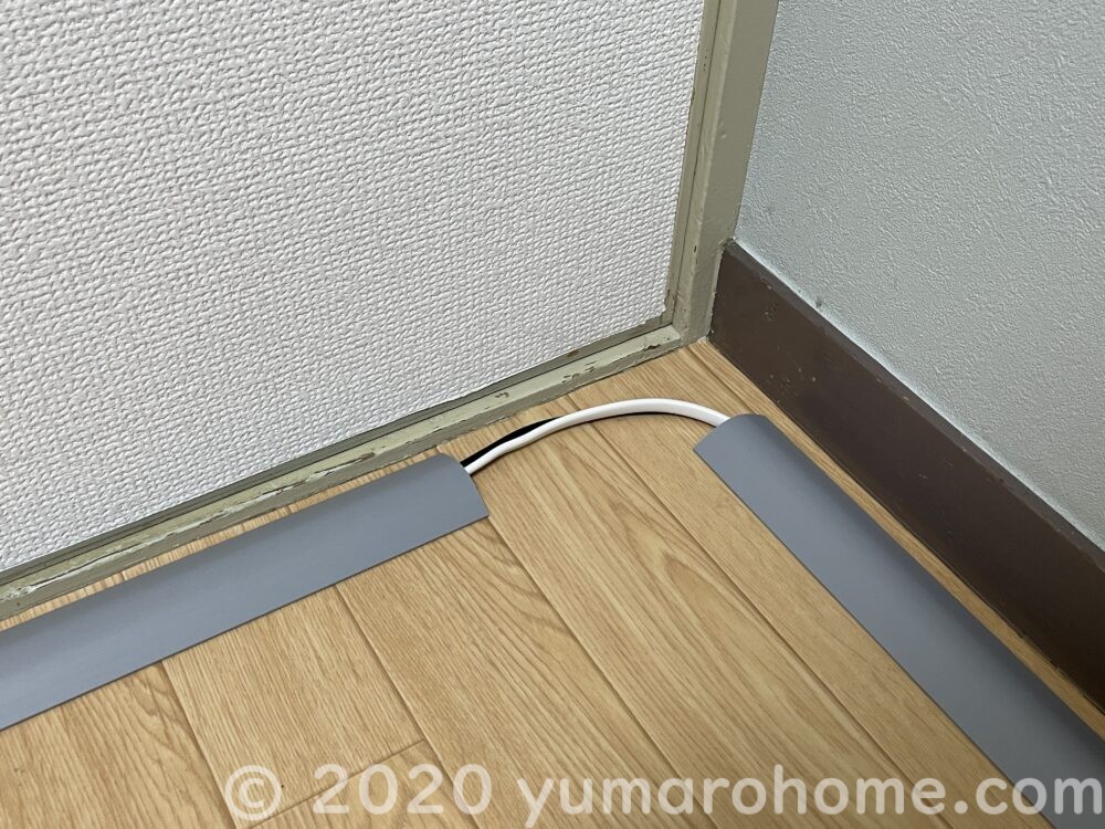 「床用モール」を使って、コンセントの位置に左右されないレイアウトの部屋を作る! | ゆうまろほーむの日常